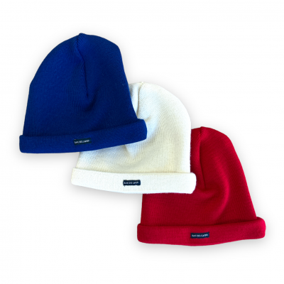 trois bonnet marin , un bleu, un blanc, et une rouge de marque Baie des Caps sur fonc blanc
