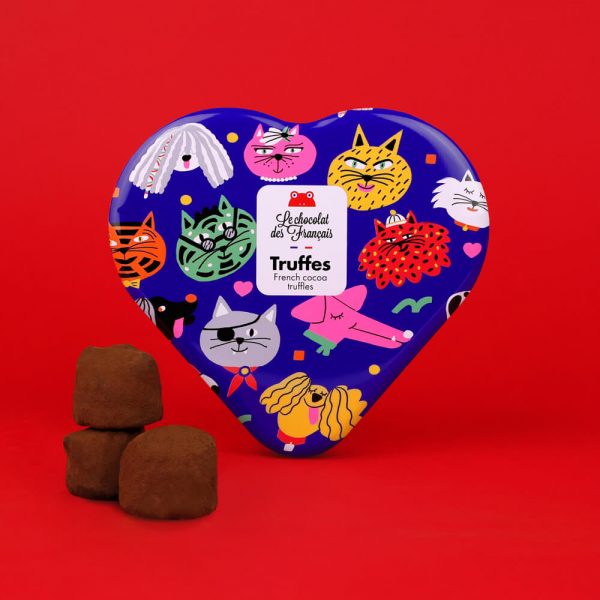 une boite de truffe modèle chien et chat sur un fond coloré de la marque chocolat des français