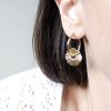 Boucles d'oreilles soleil petite madame, sur oreille joobee