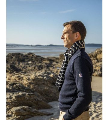 Mannequin homme portant le pull marin pur laine vierge homme et une écharpe rayée. Fond bord de mer