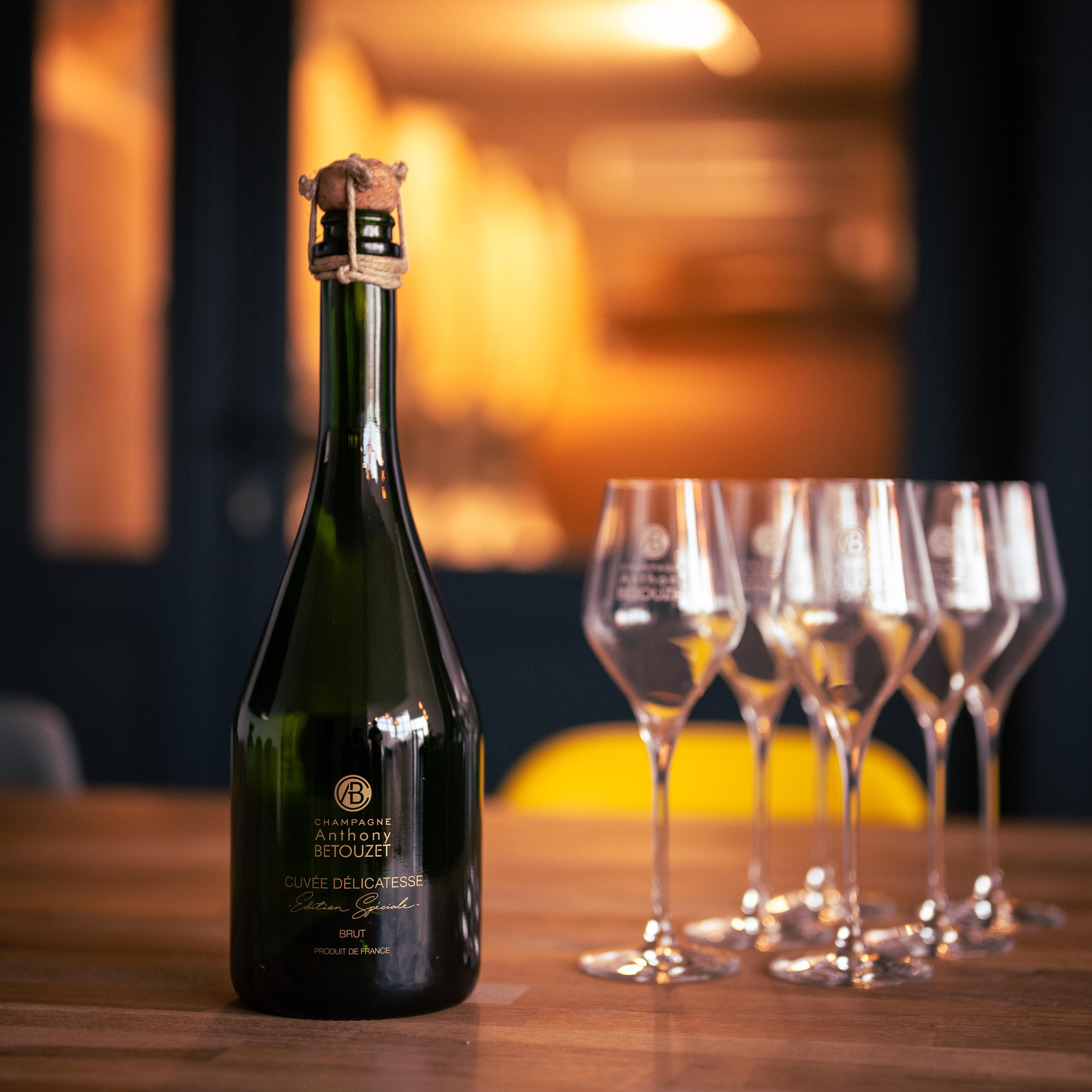 Champagne Brut Délicatesse 2018 d'Anthony Betouzet - Bouteille et verres