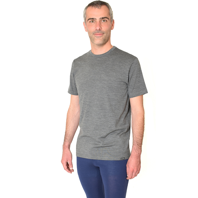 T-shirt gris homme porté, manches courtes et col rond (Coolman)
