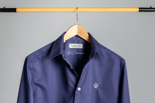 Chemise bleu marine La Concarnoise de Du Bon Côté - chemise sur un cintre
