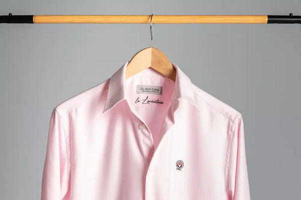 Chemise rose La Lorientaise de Du Bon Côté - chemise sur un cintre