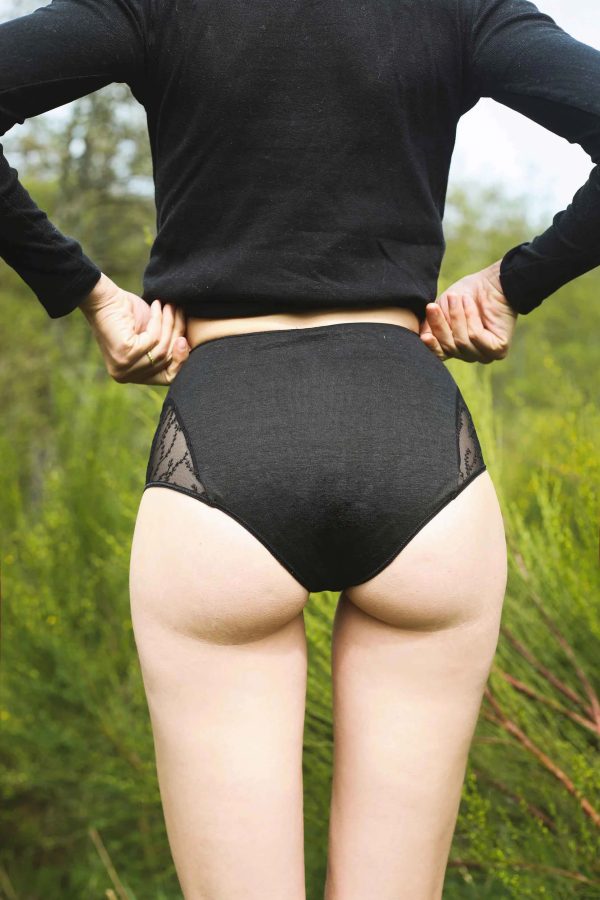 culotte menstruelle l'intemporelle de la marque shonnead en lin noir vue de dos