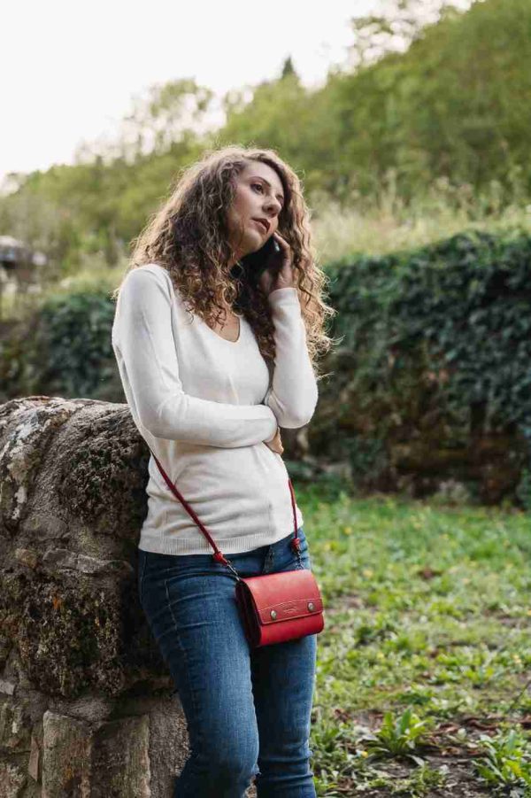 Pochette accordéon bandoulière couleur rouge porté Le sac du Berger