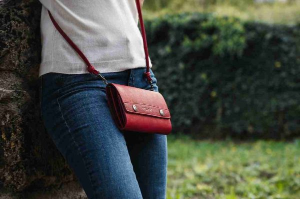 Pochette accordéon bandoulière couleur rouge porté Le sac du Berger