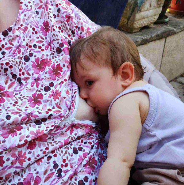 T-shirt d'allaitement La ruche de Nabeille rose poudre avec bébé