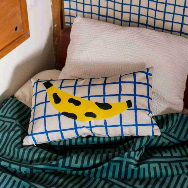 Babel Brune Coussin Banana S sur le lit