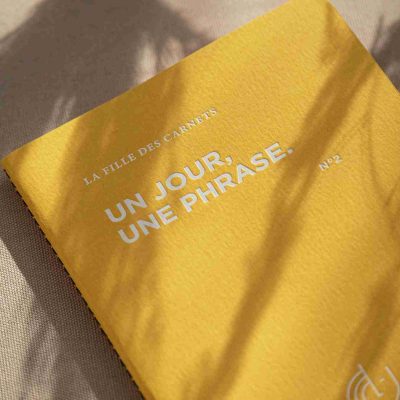 La fille des carnets un jour une phrase jaune